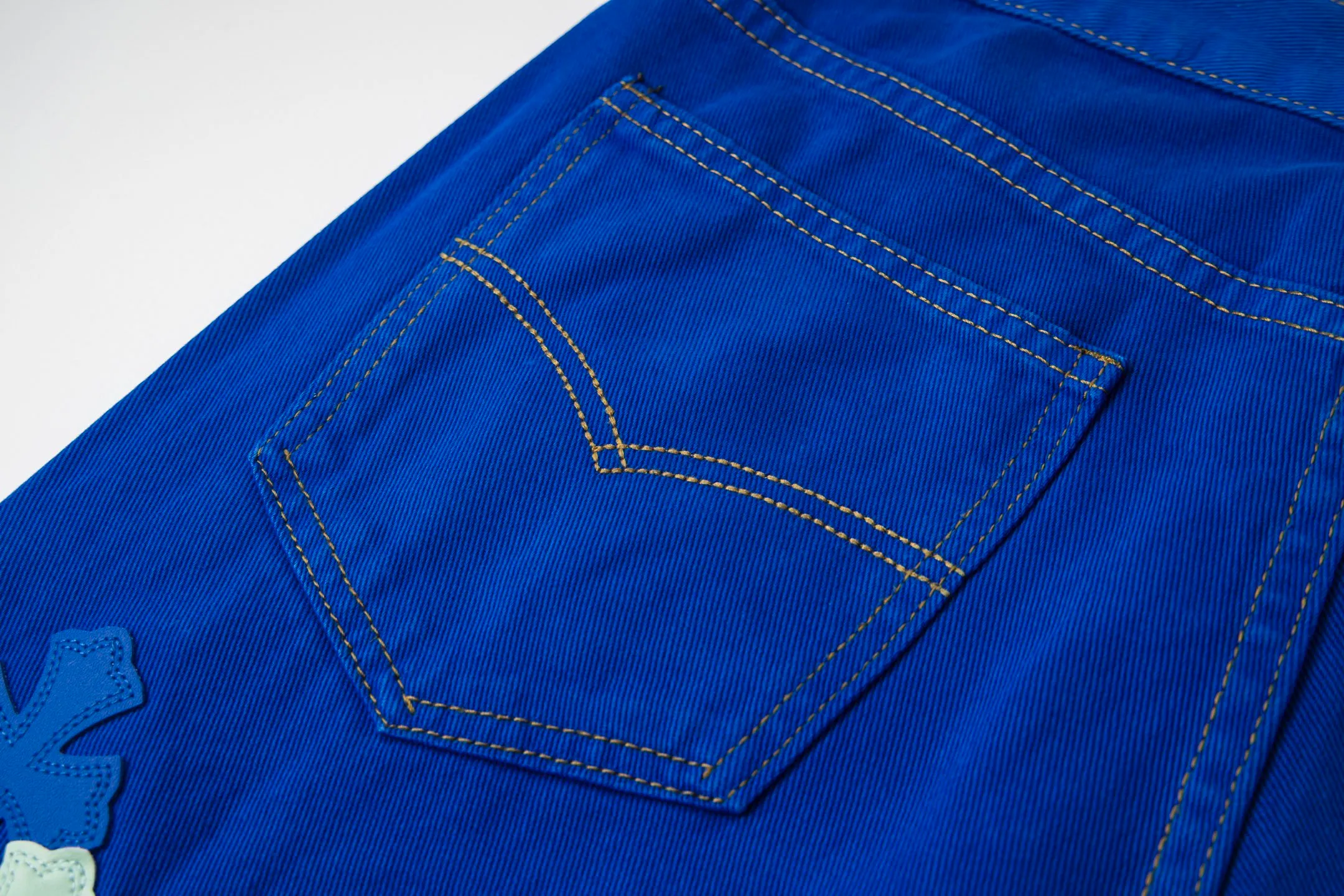 P270 💰 (Top version) Chrome hearts | ch Chrome hearts London limited dopamine blue leather jeans - charming dopamine personality jeans, indispensable for fashionistas, the same style for celebrities, and one touted by many bloggers. This new pair of pants is perfect in terms of shape and upper body. It is no exaggeration to say that making a pair of jeans is equivalent to the time of making 20 short-sleeved jeans. The fabric is made of high-quality imported denim. It has a unique high-end texture. I am very satisfied with it after washing and proofing several times. Color: dopamine blue Size: 28-30-32-34 (corresponds to S-M-L-XL)